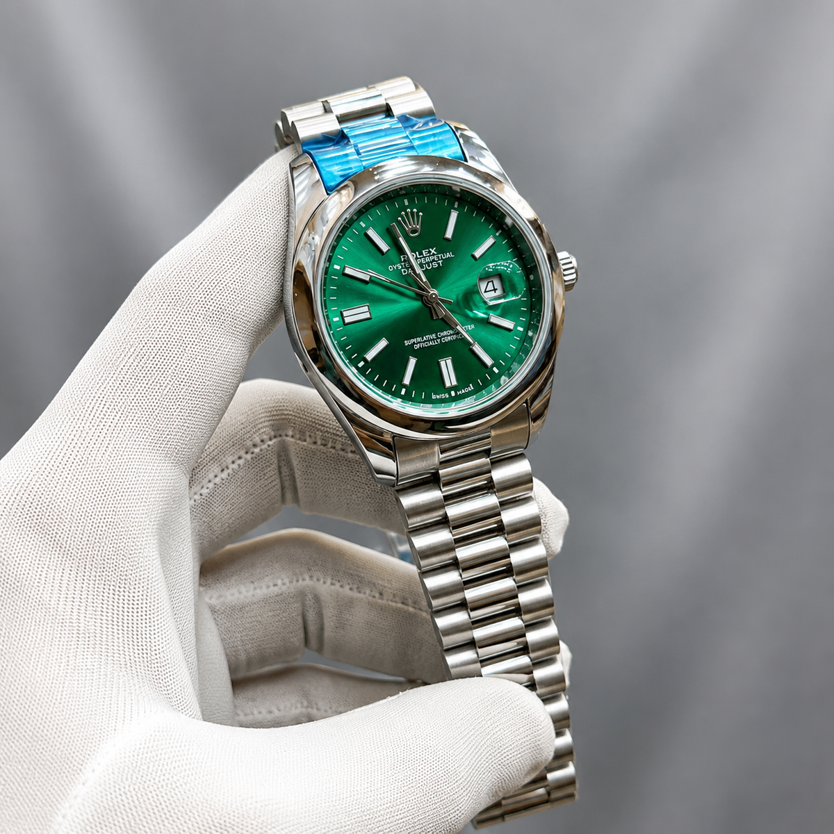 Rolex Brand Oyster Perpetual Watch With Stainless Steel Chain - Quality Timepiece Featuring Date Function And Radium Details For Enhanced Visibility - Black